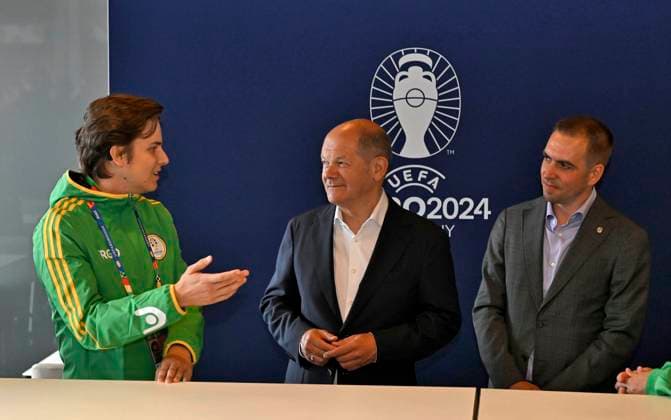 03 06 2024, European Football Championship 2024, Visit by Federal Chancellor Olaf Scholz to the European Championship stadium in Munich Football Arena f l Federal Chancellor Olaf Scholz Germany and European Championship Ambassador Philipp Lahm Germany talk to European Championship volunteers,