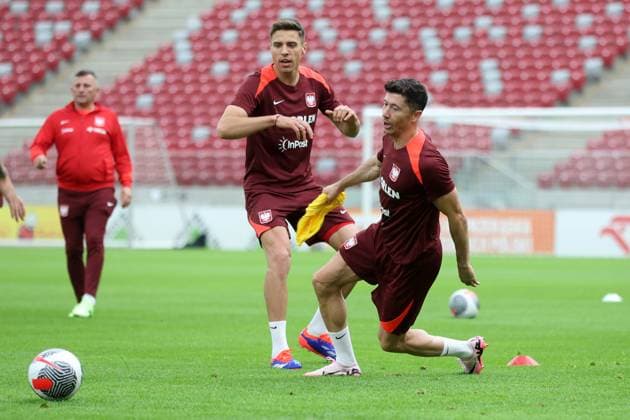 WARSZAWA 03.06.2024 TRENING REPREZENTACJI POLSKI--- POLISH FOOTBALL national team, Nationalteam TRAINING SESSION IN WARSAW JAN BEDNAREK ROBERT LEWANDOWSKI FOT. PIOTR KUCZA FOTOPYK NEWSPIX.PL --- Newspix.pl  240603PYK088