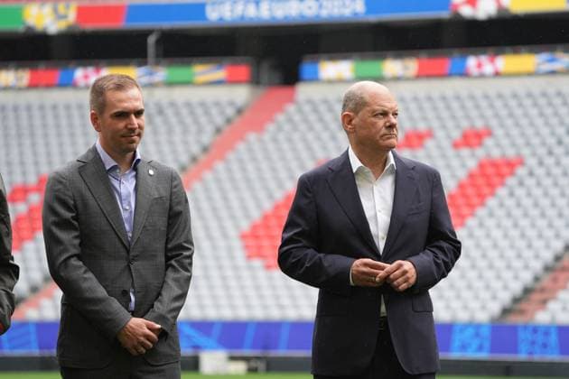 Bundeskanzler Olaf Scholz (SPD) mit EURO 24 Turnierdirektor Philipp Lahm - München 03.06.2024: Kanzler Olaf Scholz besucht EM-Arena München