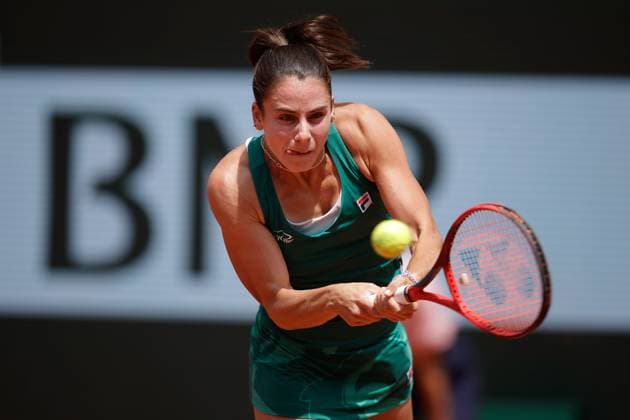 03 06 2024, Tennis, French Open 2024 Roland Garros, FRA, Paris, Women™s Singles Court Philippe Chatrier FOURTH ROUND Emma Navarro USA Aryna Sabalenka Picture from left Emma Navarro USA plays a backhand Copyright: HMBxMedia AntonioxBorga