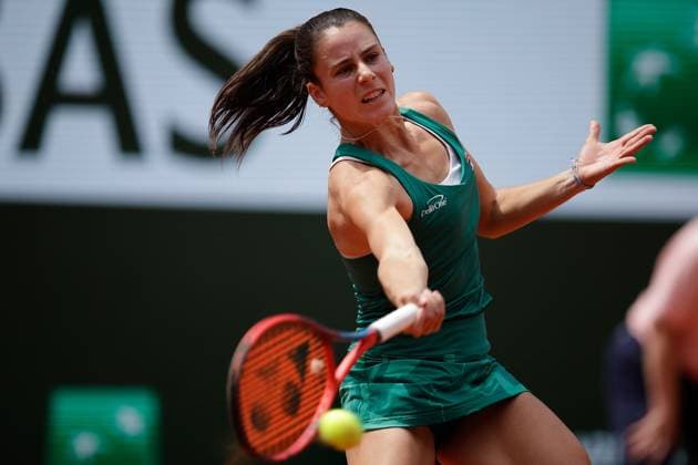 03 06 2024, Tennis, French Open 2024 Roland Garros, FRA, Paris, Women™s Singles Court Philippe Chatrier FOURTH ROUND Emma Navarro USA Aryna Sabalenka Picture from left Emma Navarro USA plays a forehand Copyright: HMBxMedia AntonioxBorga
