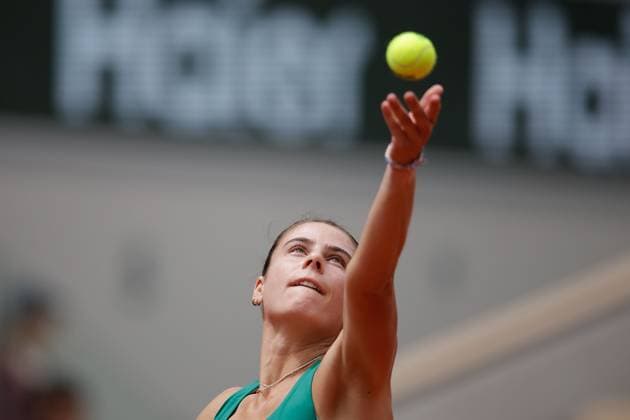 03 06 2024, Tennis, French Open 2024 Roland Garros, FRA, Paris, Women™s Singles Court Philippe Chatrier FOURTH ROUND Emma Navarro USA Aryna Sabalenka Picture from left Emma Navarro USA makes a serve Copyright: HMBxMedia AntonioxBorga