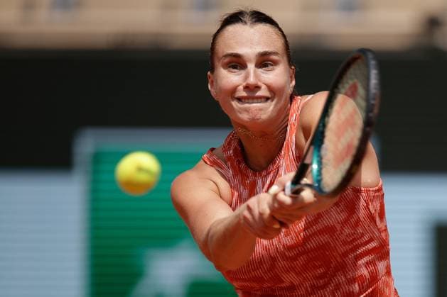 03 06 2024, Tennis, French Open 2024 Roland Garros, FRA, Paris, Women™s Singles Court Philippe Chatrier FOURTH ROUND Emma Navarro USA Aryna Sabalenka Picture from left Aryna Sabalenka plays a backhand Copyright: HMBxMedia AntonioxBorga
