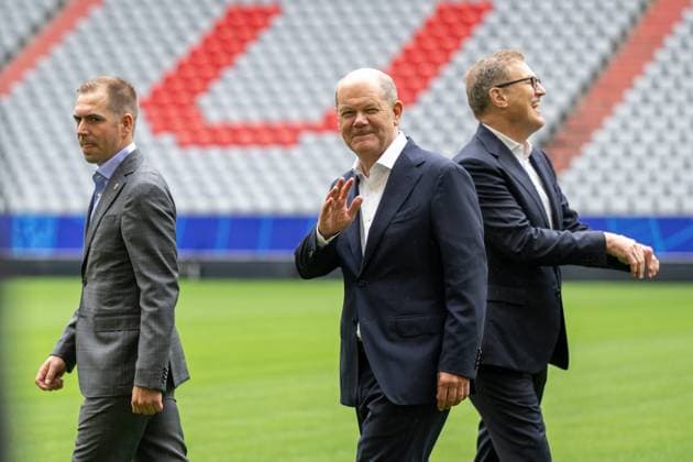 Philipp Lahm, Tournament Director of UEFA EURO 2024, Chancellor of the Federal Republic of Germany, Olaf Scholz waves to journalists and photographers, Chancellor Olaf Scholz visits the football arena in Munich to get an impression of the preparations for UEFA EURO 2024, 03 06 2024 Munich Bavaria Germany Copyright: xkolbert-press UlrichxGamelx