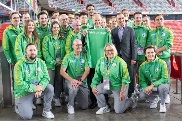 Chancellor of the Federal Republic of Germany, Olaf Scholz, holds a volunteer jersey in his hand, Philipp Lahm, Tournament Director of UEFA EURO 2024 group photo with the volunteers, Chancellor Olaf Scholz visits the football arena in Munich to get an impression of the preparations for UEFA EURO 2024, 03 06 2024 Munich Bavaria Germany Copyright: xkolbert-press UlrichxGamelx