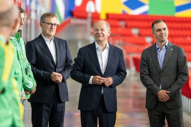 f l Jan Christian Dreesen, Chairman of the Board of FC Bayern Muenchen AG, Chancellor of the Federal Republic of Germany, Olaf Scholz, Philipp Lahm, Tournament Director of UEFA EURO 2024 with the volunteers, Chancellor Olaf Scholz visits the Football Arena Munich to get an impression of the preparations for UEFA EURO 2024, 03 06 2024 Munich Bavaria Germany Copyright: xkolbert-press UlrichxGamelx