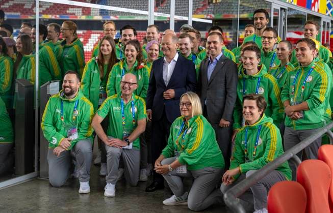 03 06 2024, European Football Championship 2024, visit by Federal Chancellor Olaf Scholz with a group photo with a delegation of volunteers and Philipp Lahm at the European Championship stadium in Munich Football Arena