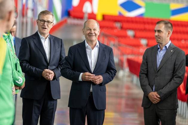 f l Jan Christian Dreesen, Chairman of the Board of FC Bayern Muenchen AG, Chancellor of the Federal Republic of Germany, Olaf Scholz, Philipp Lahm, Tournament Director of UEFA EURO 2024 with the volunteers, Chancellor Olaf Scholz visits the Football Arena Munich to get an impression of the preparations for UEFA EURO 2024, 03 06 2024 Munich Bavaria Germany Copyright: xkolbert-press UlrichxGamelx