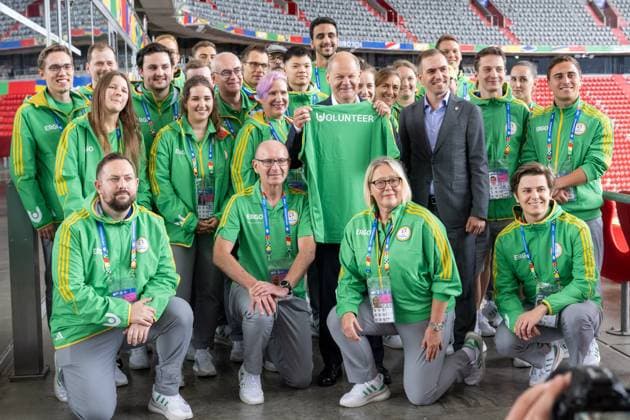 Chancellor of the Federal Republic of Germany, Olaf Scholz, holds a volunteer jersey in his hand, Philipp Lahm, Tournament Director of UEFA EURO 2024 group photo with the volunteers, Chancellor Olaf Scholz visits the football arena in Munich to get an impression of the preparations for UEFA EURO 2024, 03 06 2024 Munich Bavaria Germany Copyright: xkolbert-press UlrichxGamelx
