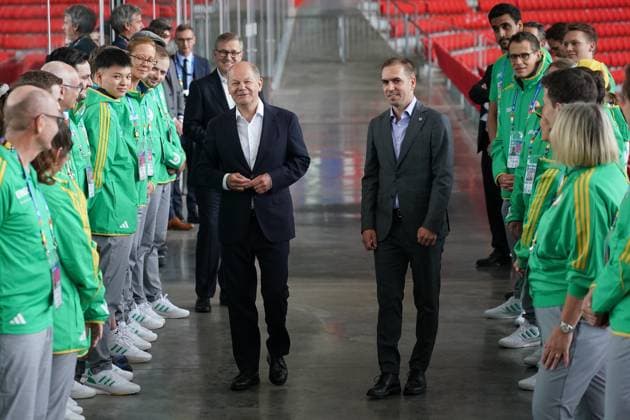 Chancellor Olaf Scholz SPD meets European Championship Volunteers with EURO24 Tournament Director Philipp Lahm Munich 03 06 2024 Chancellor Olaf Scholz visits EM Arena Munich