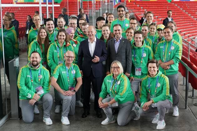 Chancellor Olaf Scholz SPD meets European Championship Volunteers with EURO24 Tournament Director Philipp Lahm Munich 03 06 2024 Chancellor Olaf Scholz visits EM Arena Munich