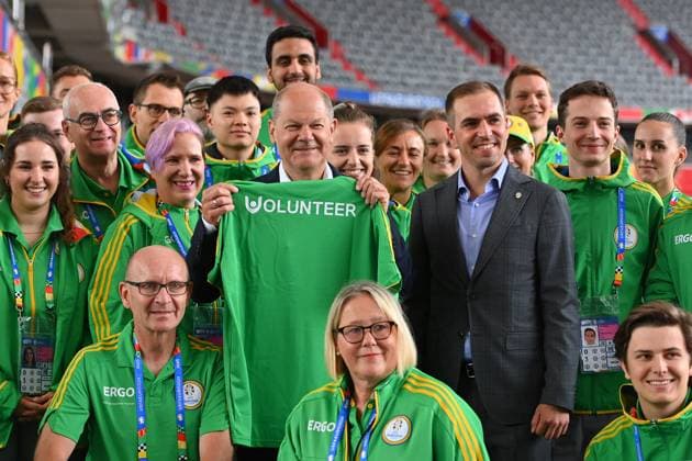 Federal Chancellor Olaf SCHOLZ, Philipp LAHM Turnirdirector of UEFA EURO 2024 with volunteers Federal Chancellor Olaf Scholz visits the Football Arena Munich on 03 06 2024, Â
