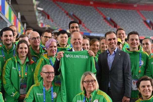 Federal Chancellor Olaf SCHOLZ, Philipp LAHM Turnirdirector of UEFA EURO 2024 with volunteers Federal Chancellor Olaf Scholz visits the Football Arena Munich on 03 06 2024, Â