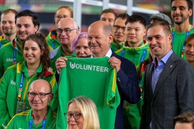 03 06 2024, European Football Championship 2024, visit by Federal Chancellor Olaf Scholz in the middle of the European Championship stadium Munich Football Arena Here at the group photo with a delegation of volunteers and Philipp Lahm re