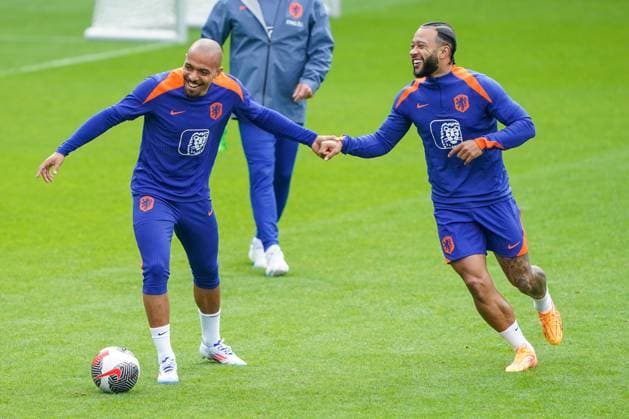 2024-06-03 Training Session Netherlands Men™s Football Team ZEIST, NETHERLANDS - JUNE 3: Memphis Depay and Donyell Malen holding hands of Netherlands Men™s Football Team during a Training Session ahead of EURO 2024 at the KNVB Campus on June 3, 2024 in Zeist, Netherlands. (Photo by Andre Weening BSR Agency) Zeist Netherlands Content not available for redistribution in The Netherlands directly or indirectly through any third parties. Copyright: xBSRxAgencyx