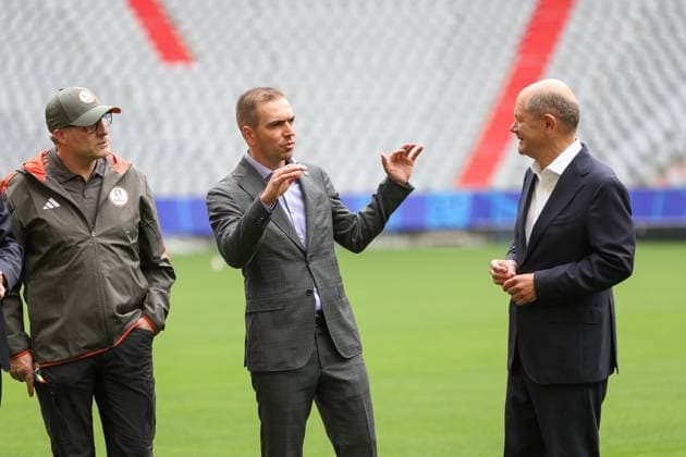 Chancellor Olaf Scholz with Philipp Lahm talking to the greenkeepers of the arena, on the grass, standing on the pitch, gestures, Visit of the Chancellor Olaf Scholz, Munich Football Arena,Visit of the Chancellor, Munich Football Arena, 03 06 2024, Visit of the Chancellor Olaf Scholz, Munich Football Arena, 03 06 2024 Muenchen Copyright: xEibner-Pressefoto JennixMaulx EP_JML