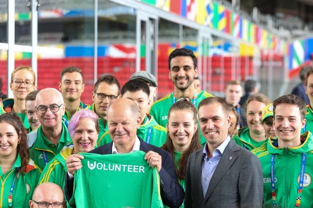 Chancellor Olaf Scholz and Philipp Lahm with the volunteers of Euro 2024, Volunteers, Visit of the Chancellor Olaf Scholz, Munich Football Arena, 03 06 2024, Visit of the Chancellor Olaf Scholz, Munich Football Arena, 03 06 2024 Muenchen,Visit of the Chancellor, Munich Football Arena, 03 06 2024 Muenchen Copyright: xEibner-Pressefoto JennixMaulx EP_JML