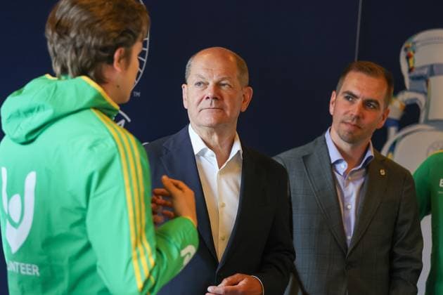 Chancellor Olaf Scholz and Philipp Lahm in conversation with the Euro 2024 volunteers, Volunteers, Visit of the Chancellor Olaf Scholz, Munich Football Arena, 03 06 2024, Visit of the Chancellor Olaf Scholz, Munich Football Arena, 03 06 2024 Muenchen,Visit of the Chancellor, Munich Football Arena, 03 06 2024 Muenchen Copyright: xEibner-Pressefoto JennixMaulx EP_JML