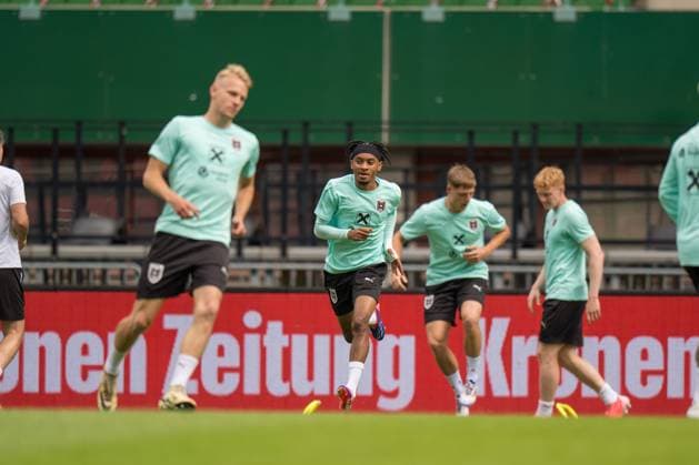 SOCCER - AUT vs SRB, test match VIENNA,AUSTRIA,03.JUN.24 - SOCCER - OEFB International Friendly, Länderspiel, Nationalmannschaft match, Austria vs Serbia, preview, training Team AUT. Image shows Thierno Ballo (AUT) and the team of AUT.  GEPAxpictures xJohannesxFriedl