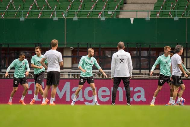 SOCCER - AUT vs SRB, test match VIENNA,AUSTRIA,03.JUN.24 - SOCCER - OEFB International Friendly, Länderspiel, Nationalmannschaft match, Austria vs Serbia, preview, training Team AUT. Image shows Konrad Laimer (AUT) and the team of AUT.  GEPAxpictures xJohannesxFriedl