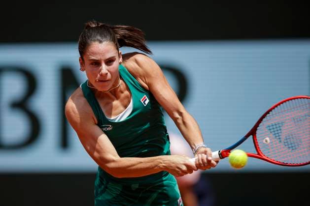 Emma Navarro of United States plays a backhand against Aryna Sabalenka during Women™s Single Round of 16 of 2024 French Open Day 9 at Roland Garros on June 3, 2024 in Paris, France Photo by JustPictures Paris Roland Garros France Copyright: x x2024xEurasiaxSportxImagesx jp-en-EuSpIm-AB4_Roland_Garros_03Jun2024_PR011