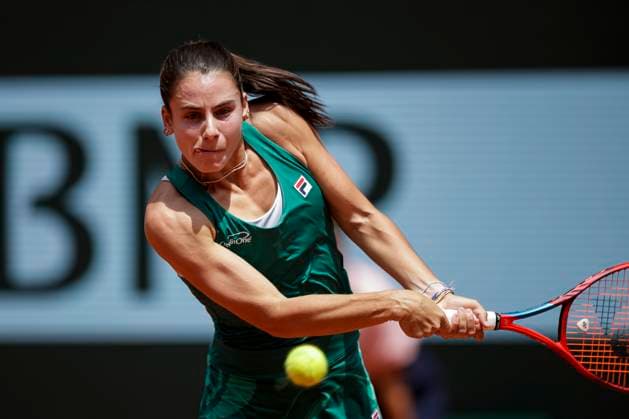 Emma Navarro of United States plays a backhand against Aryna Sabalenka during Women™s Single Round of 16 of 2024 French Open Day 9 at Roland Garros on June 3, 2024 in Paris, France Photo by JustPictures Paris Roland Garros France Copyright: x x2024xEurasiaxSportxImagesx jp-en-EuSpIm-AB4_Roland_Garros_03Jun2024_PR010