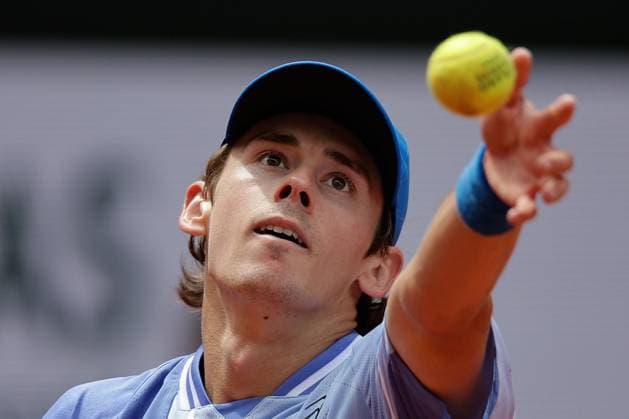 03 06 2024, Tennis, French Open 2024 Roland Garros, FRA, Paris, Men™s Singles Court Suzanne Lenglen FOURTH ROUND Alex De Minaur AUS Daniil Medvedev Picture from left Alex De Minaur AUS makes a serve Copyright: HMBxMedia AntonioxBorga