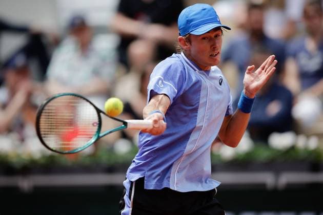 03 06 2024, Tennis, French Open 2024 Roland Garros, FRA, Paris, Men™s Singles Court Suzanne Lenglen FOURTH ROUND Alex De Minaur AUS Daniil Medvedev Picture from left Alex De Minaur AUS plays a forehand Copyright: HMBxMedia AntonioxBorga