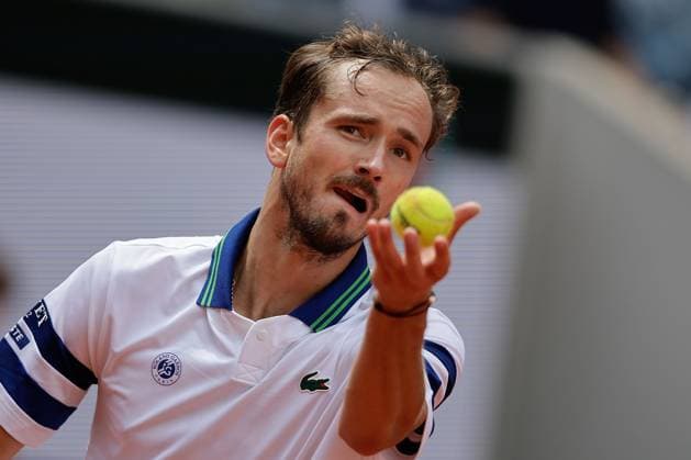 03 06 2024, Tennis, French Open 2024 Roland Garros, FRA, Paris, Men™s Singles Court Suzanne Lenglen FOURTH ROUND Alex De Minaur AUS Daniil Medvedev Picture from left Daniil Medvedev makes a serve Copyright: HMBxMedia AntonioxBorga