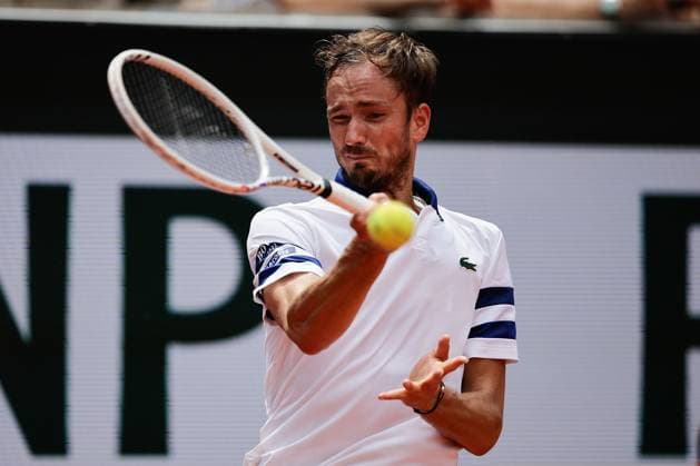 03 06 2024, Tennis, French Open 2024 Roland Garros, FRA, Paris, Men™s Singles Court Suzanne Lenglen FOURTH ROUND Alex De Minaur AUS Daniil Medvedev Picture v li Daniil Medvedev plays a forehand, fights Copyright: HMBxMedia AntonioxBorga