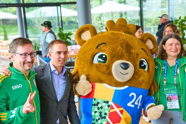 Philipp Lahm EM Botschafter im Olympiapark in München mit Maskottchen Albärt und Helfern der UEFA EURO 2024