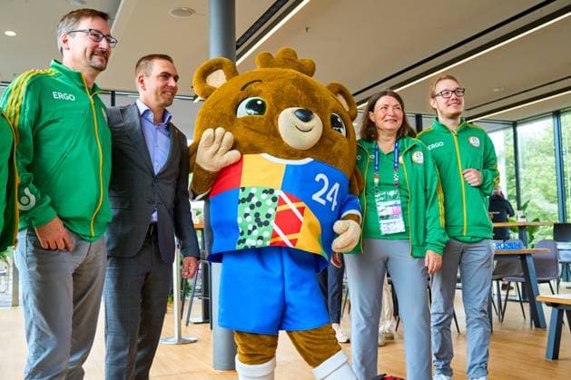 Philipp Lahm EM Botschafter im Olympiapark in München mit Maskottchen Albärt und Helfern der UEFA EURO 2024
