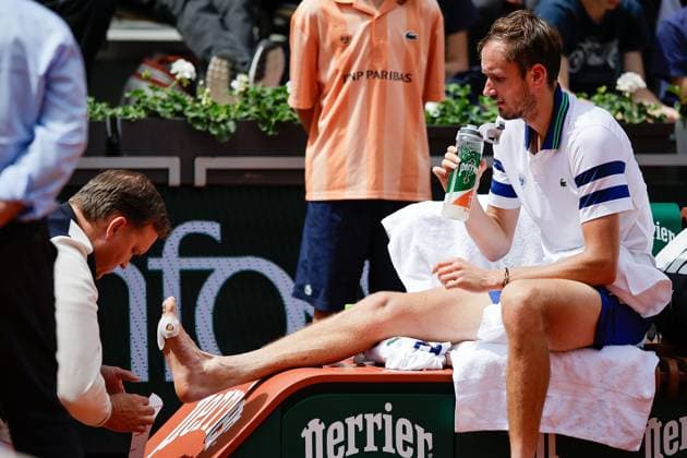 03 06 2024, Tennis, French Open 2024 Roland Garros, FRA, Paris, Men™s Singles Court Suzanne Lenglen FOURTH ROUND Alex De Minaur AUS Daniil Medvedev Picture from left Daniil Medvedev is being treated on his foot, is injured Copyright: HMBxMedia AntonioxBorga