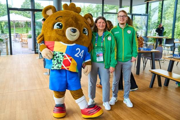 Philipp Lahm EM Botschafter im Olympiapark in München mit Maskottchen Albärt und Helfern der UEFA EURO 2024