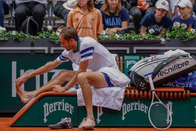 June 3, 2024, Paris, Paris, France: June 3, 2024, Paris, Paris, France: Daniil Medvedev (â€) medical time out during the tennis Grand Slam of Roland Garros 2024, day 9, match between Alex De Minaur (AUS) and Daniil Medvedev (â€) at Roland Garros Stadium - on jjune 3 2024.Paris - France Paris France - ZUMAb253 20240603_zsp_b253_059 Copyright: xLoicxBaratouxx