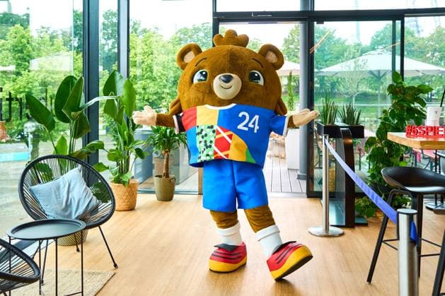 Das offizielle Maskottchen der Fußball UEFA EURO 2024 Albärt posiert bei einem Pressetermin im Olympiapark in München