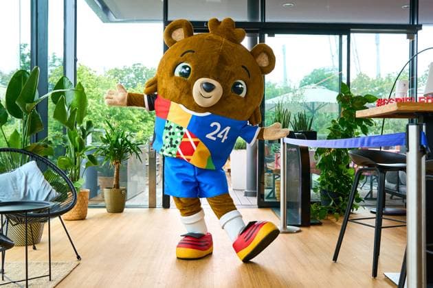 Das offizielle Maskottchen der Fußball UEFA EURO 2024 Albärt posiert bei einem Pressetermin im Olympiapark in München
