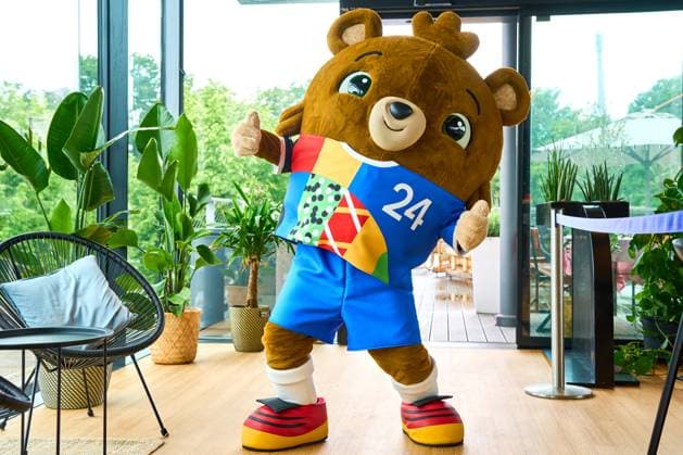 Das offizielle Maskottchen der Fußball UEFA EURO 2024 Albärt posiert bei einem Pressetermin im Olympiapark in München