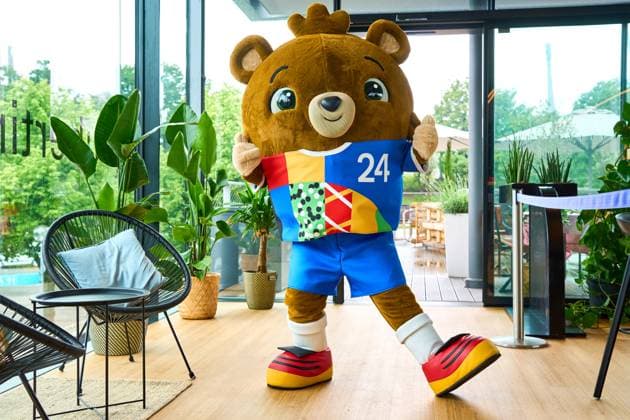 Das offizielle Maskottchen der Fußball UEFA EURO 2024 Albärt posiert bei einem Pressetermin im Olympiapark in München