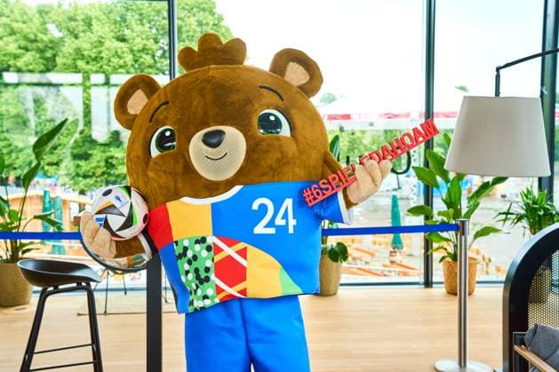 Das offizielle Maskottchen der Fußball UEFA EURO 2024 Albärt posiert mit dem Fussballliebe Spielball bei einem Pressetermin im Olympiapark in München