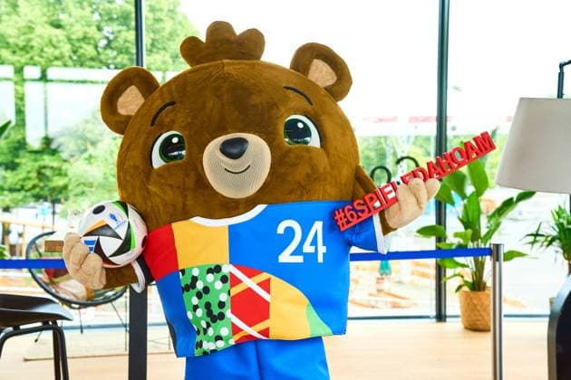 Das offizielle Maskottchen der Fußball UEFA EURO 2024 Albärt posiert mit dem Fussballliebe Spielball bei einem Pressetermin im Olympiapark in München