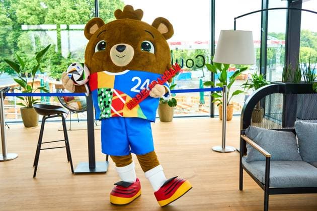 Das offizielle Maskottchen der Fußball UEFA EURO 2024 Albärt posiert mit dem Fussballliebe Spielball bei einem Pressetermin im Olympiapark in München