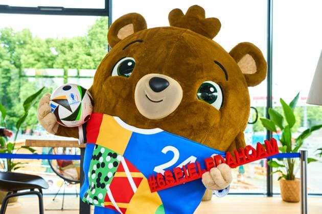 Das offizielle Maskottchen der Fußball UEFA EURO 2024 Albärt posiert mit dem Fussballliebe Spielball bei einem Pressetermin im Olympiapark in München