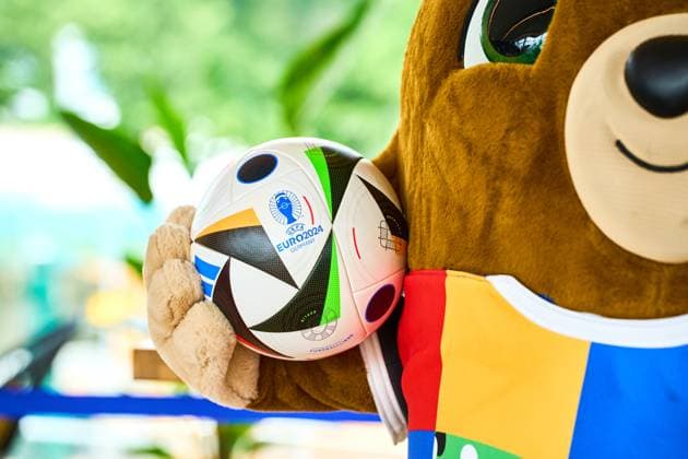 Das offizielle Maskottchen der Fußball UEFA EURO 2024 Albärt posiert mit dem Fussballliebe Spielball bei einem Pressetermin im Olympiapark in München