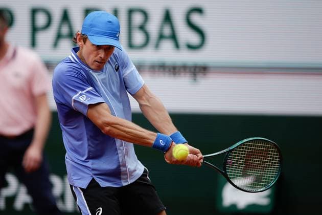 03 06 2024, Tennis, French Open 2024 Roland Garros, FRA, Paris, Men™s Singles Court Suzanne Lenglen FOURTH ROUND Alex De Minaur AUS Daniil Medvedev Picture from left Alex De Minaur AUS plays a backhand Copyright: HMBxMedia AntonioxBorga