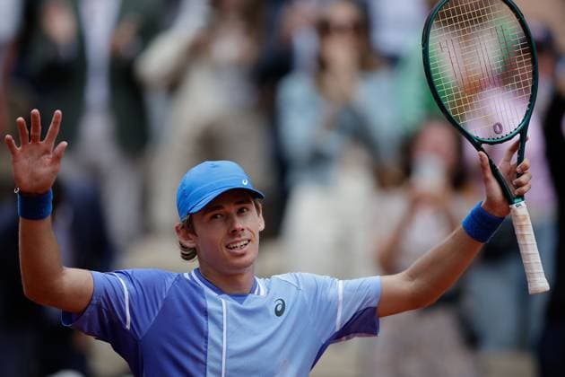 03 06 2024, Tennis, French Open 2024 Roland Garros, FRA, Paris, Men™s Singles Court Suzanne Lenglen FOURTH ROUND Alex De Minaur AUS Daniil Medvedev Picture from left Alex De Minaur AUS cheers, thanks the fans, thanks, thanks Copyright: HMBxMedia AntonioxBorga