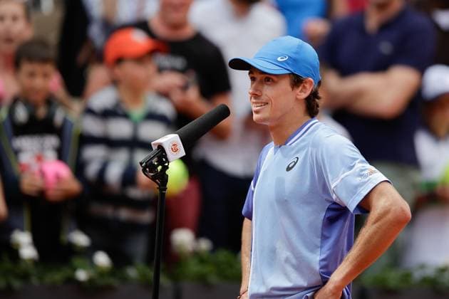03 06 2024, Tennis, French Open 2024 Roland Garros, FRA, Paris, Men™s Singles Court Suzanne Lenglen FOURTH ROUND Alex De Minaur AUS Daniil Medvedev Picture from left Alex De Minaur AUS speaks to the audience, thanks the fans, thanks, thanks Copyright: HMBxMedia AntonioxBorga