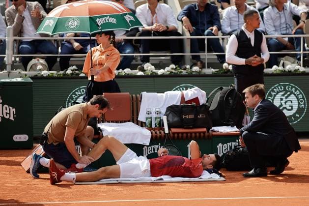 03 06 2024, Tennis, French Open 2024 Roland Garros, FRA, Paris, Men™s Singles Court Philippe Chatrier FOURTH ROUND Novak Djokovic Serbia Francisco Cerundolo Argentina Picture v li Novak Djokovic Serbia being treated Copyright: HMBxMedia AntonioxBorga