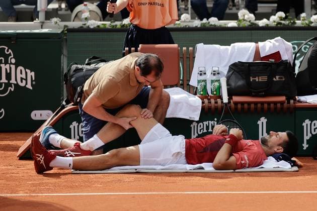 03 06 2024, Tennis, French Open 2024 Roland Garros, FRA, Paris, Men™s Singles Court Philippe Chatrier FOURTH ROUND Novak Djokovic Serbia Francisco Cerundolo Argentina Picture v li Novak Djokovic Serbia being treated Copyright: HMBxMedia AntonioxBorga