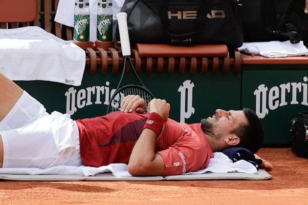 03 06 2024, Tennis, French Open 2024 Roland Garros, FRA, Paris, Men™s Singles Court Philippe Chatrier FOURTH ROUND Novak Djokovic Serbia Francisco Cerundolo Argentina Picture v li Novak Djokovic Serbia is being treated on the ground, is in pain Copyright: HMBxMedia AntonioxBorga